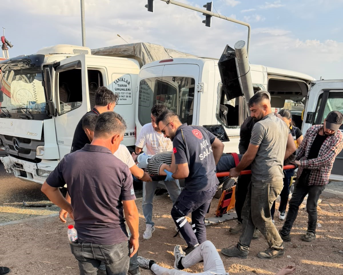 Batman'da buğday yüklü kamyonla servis minibüsü çarpıştı, 6 kişi yaralandı