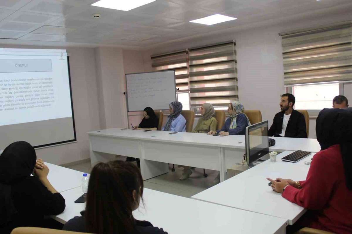 Bayburt Sosyal Hizmet Merkezi Müdürlüğü aylık toplantıda vaka tahlili gerçekleştirdi