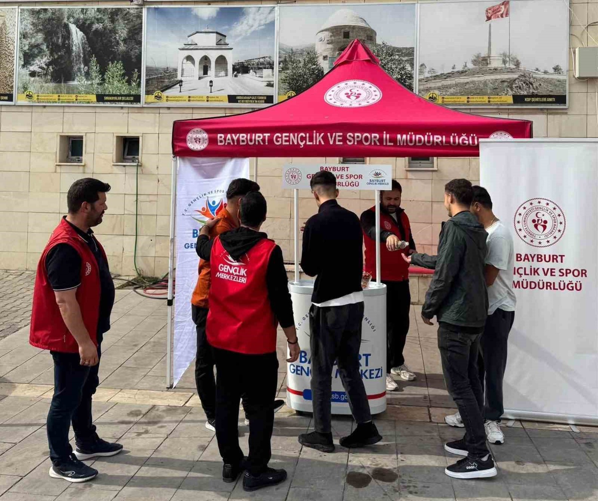 Bayburt'ta üniversite öğrencileri Gençlik Merkezi ve Yeşilay stantlarında karşılandı