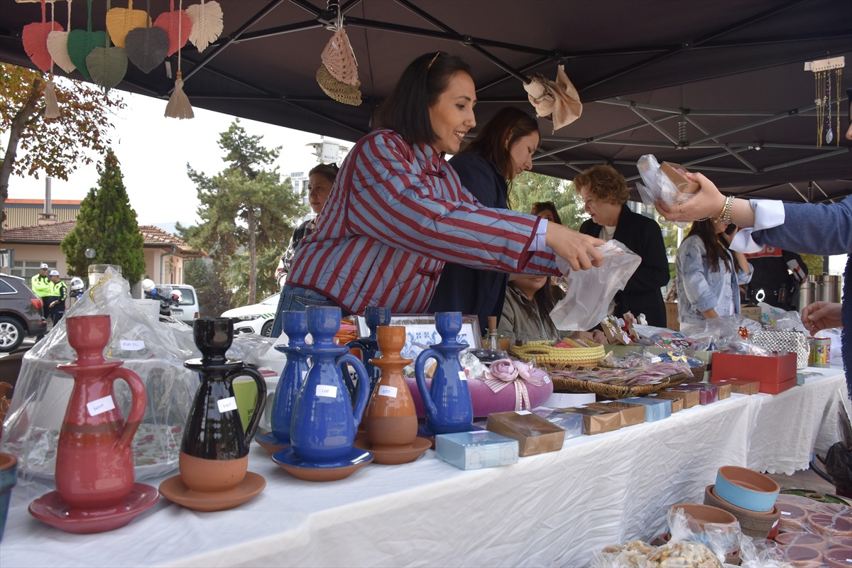 Bilecik'te polis eşlerinden öğrencilere burs için kermes açıldı