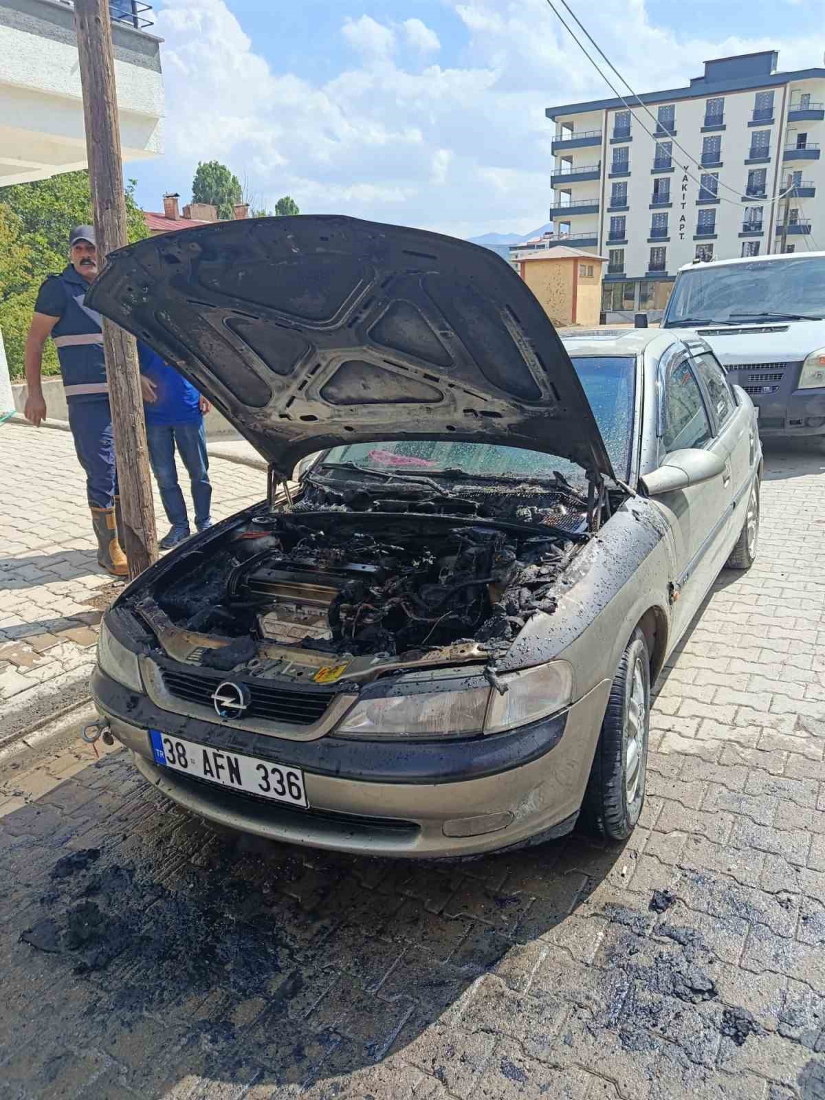 Bitlis Tatvan'da otomobil motor bölümünden alev alıp kullanılamaz hale geldi