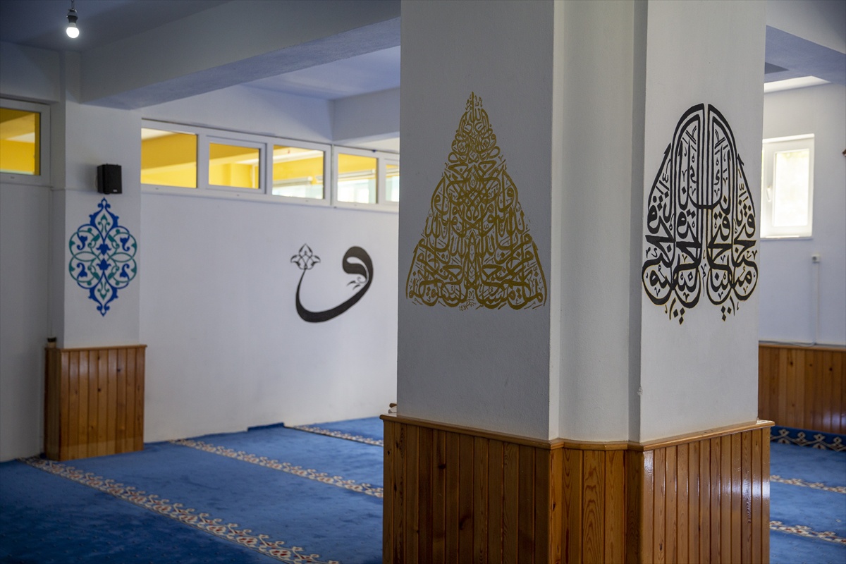 Bolu'da kadınlar 10 yılda 25 cami ve mescidin duvarlarını hat sanatıyla süsledi