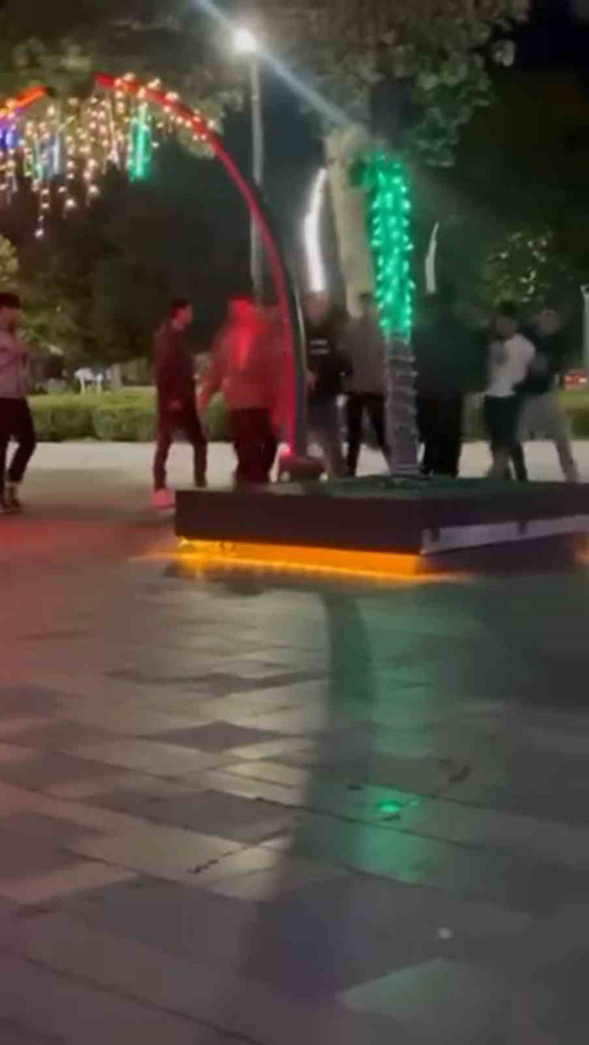 Bolu'da Valilik Meydanı'nda iki grup tekme ve yumrukla kavgaya tutuştu