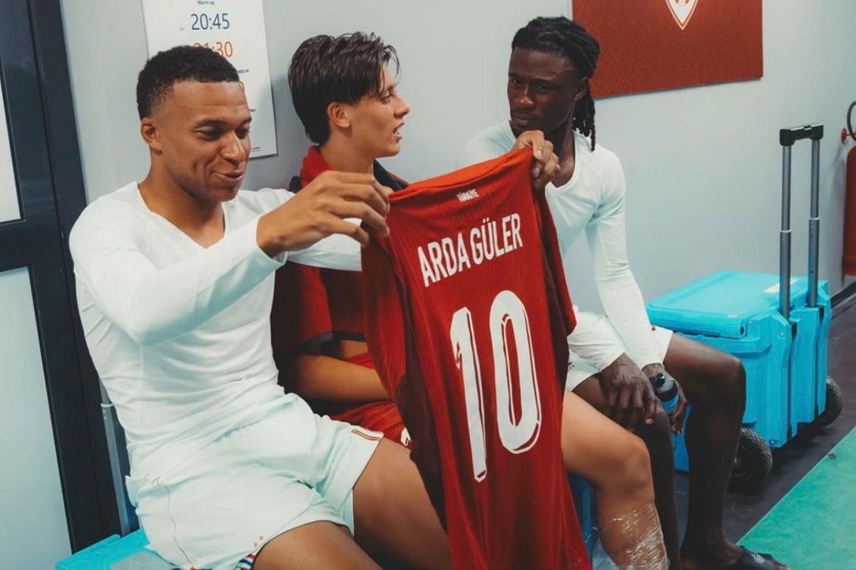 Bu fotoğrafın anlamı çok başka! Mbappe'nin Arda Güler'in formasına bakışına dikkat