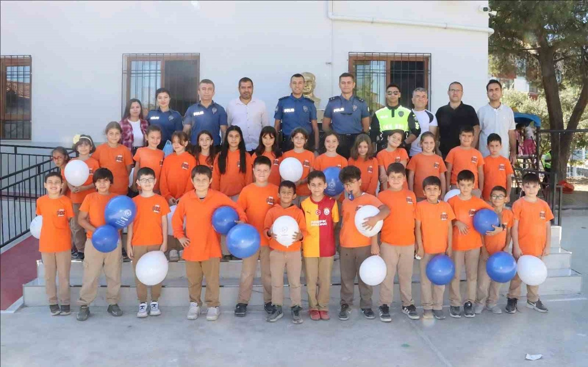 Buldan'da polis, lösemiyi yenen Talha'ya Galatasaray forması hediye etti