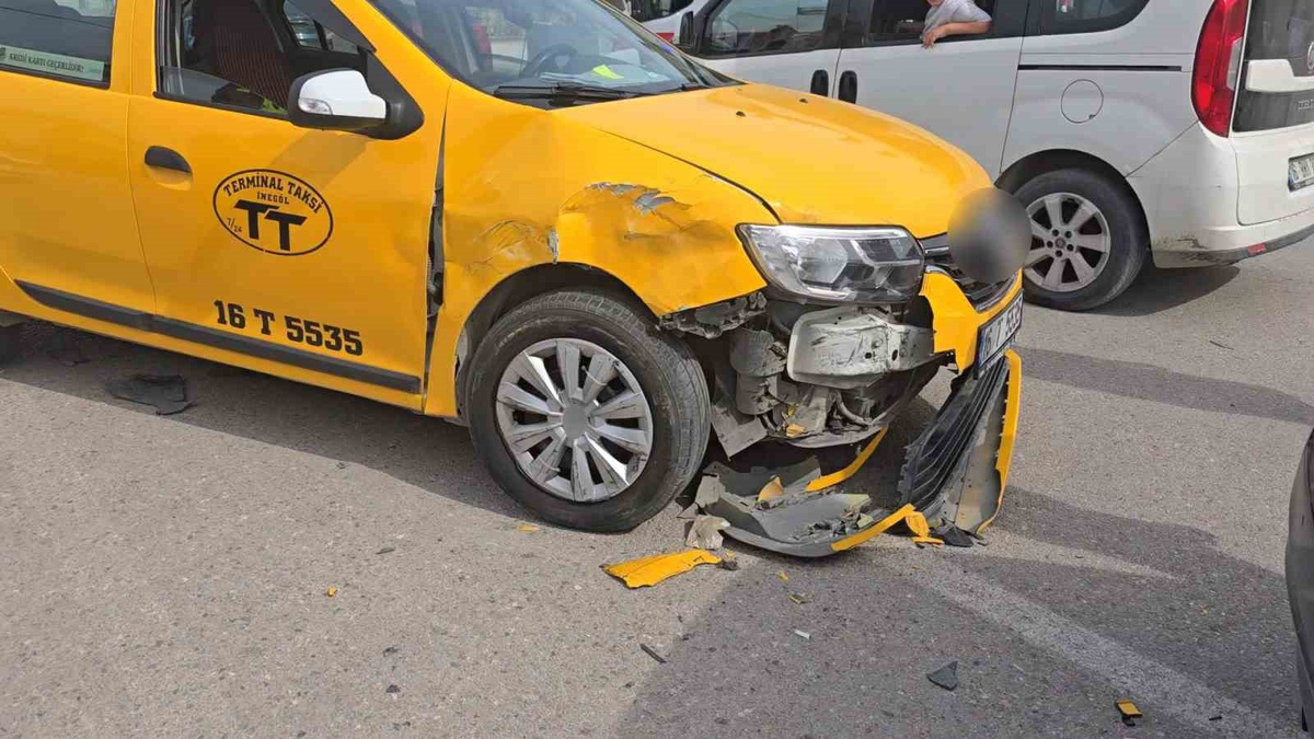 Bursa İnegöl'de U dönüşü yapan otomobil ticari taksiyle çarpıştı, 2 kişi yaralandı
