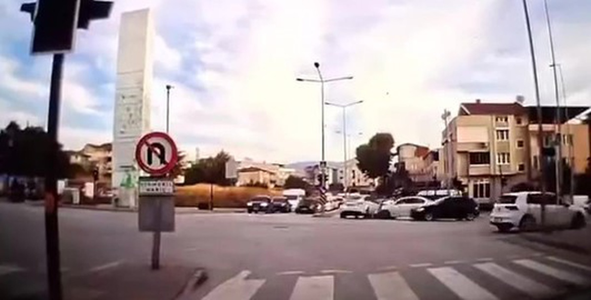 Bursa Osmangazi'de hatalı dönüş yapan otomobil karşı yönden gelen otomobille çarpıştı