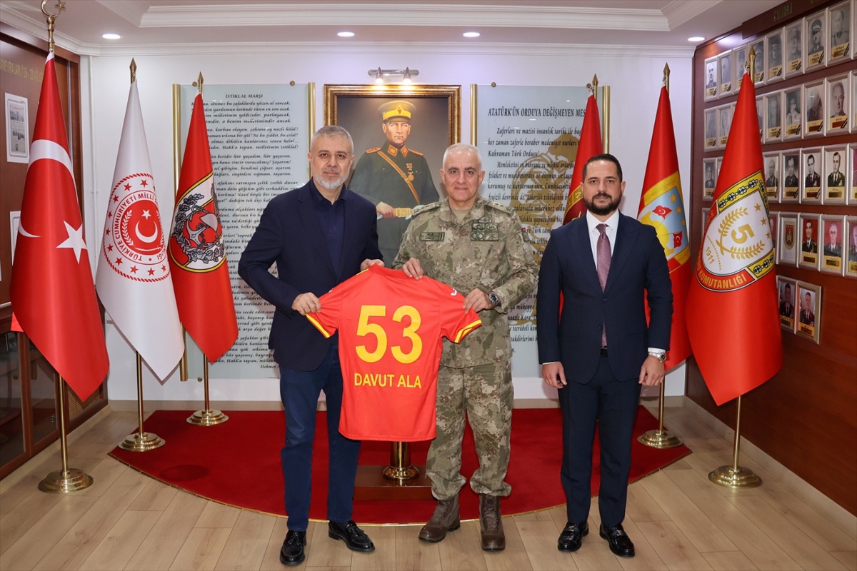 Çorlu'da kitap fuarı açıldı, Çorluspor yönetimi 5. Kolordu Komutanı'nı ziyaret etti