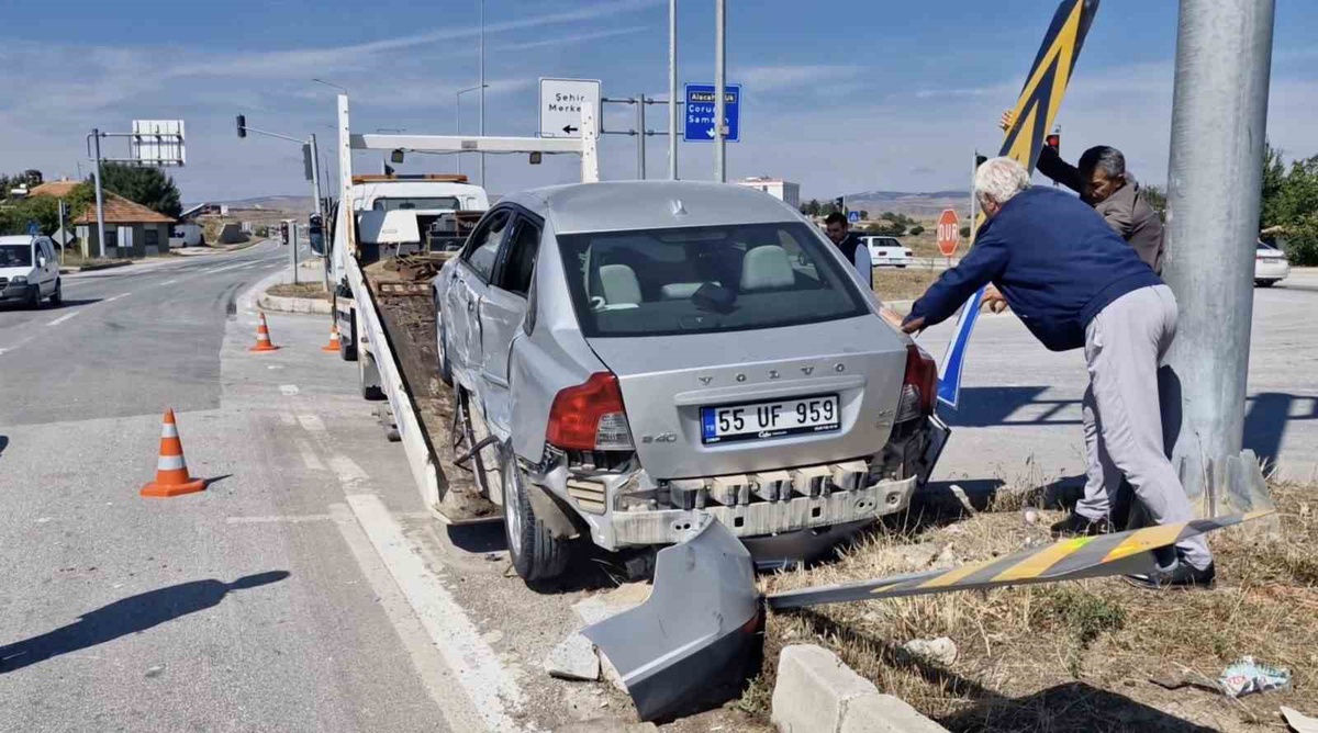 Çorum Alaca'da kamyon iki otomobile çarptı, sürücünün ehliyetine 2 ay el konuldu