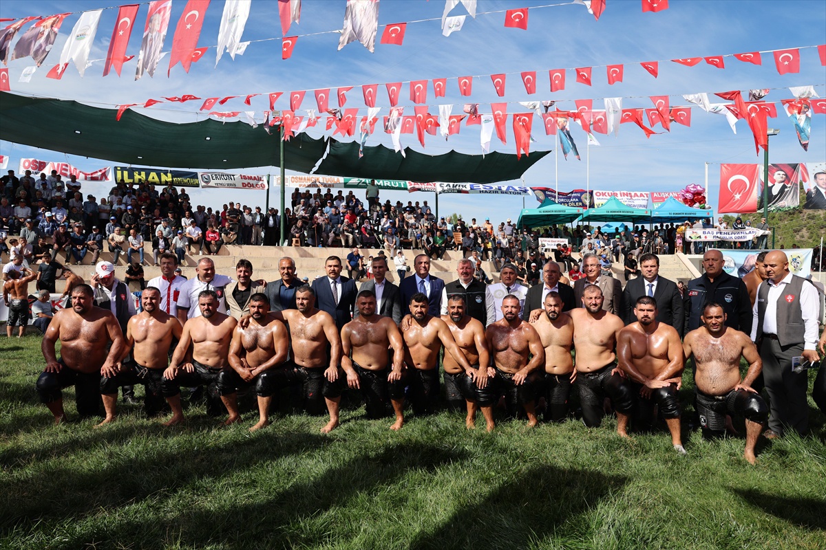 Çorum Osmancık'ta 600 sporcunun katıldığı güreşte başpehlivanlığı Bekir Eryücel kazandı