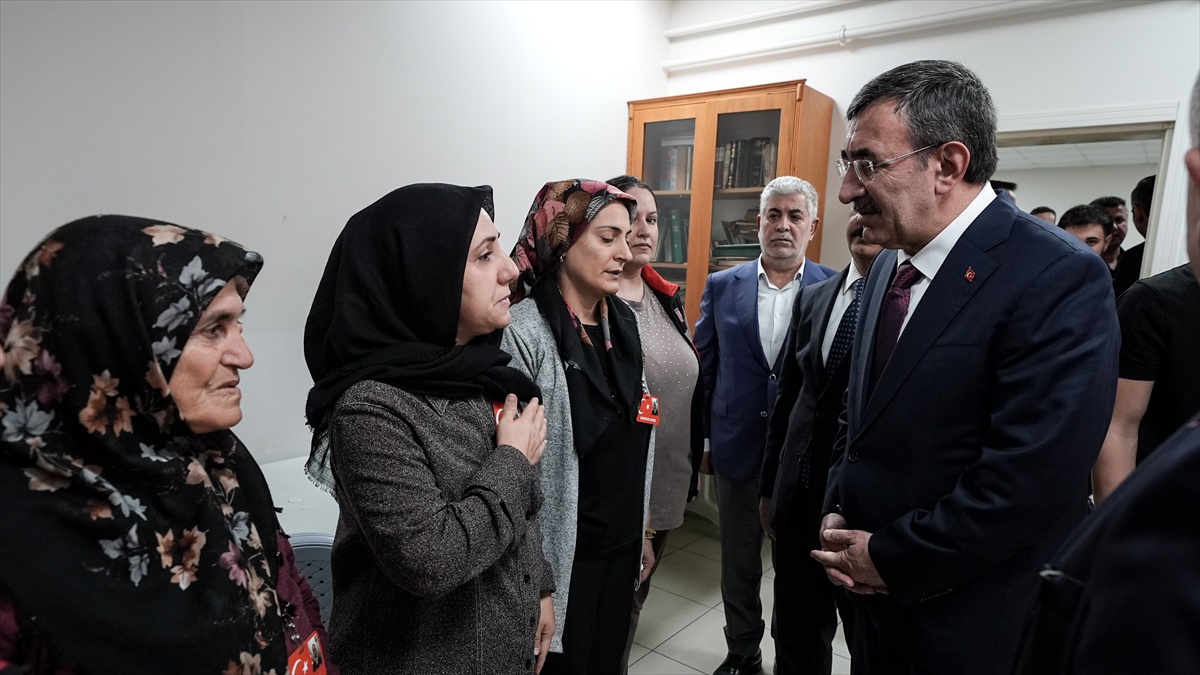 Cumhurbaşkanı Yardımcısı Yılmaz'dan Elazığ'da şehit Sevim'in ailesine taziye ziyareti