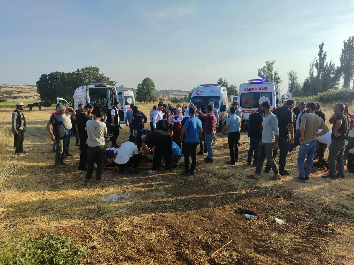 Diyarbakır-Bingöl yolunda devrilen otomobil 4'ü çocuk 9 kişiyi yaraladı