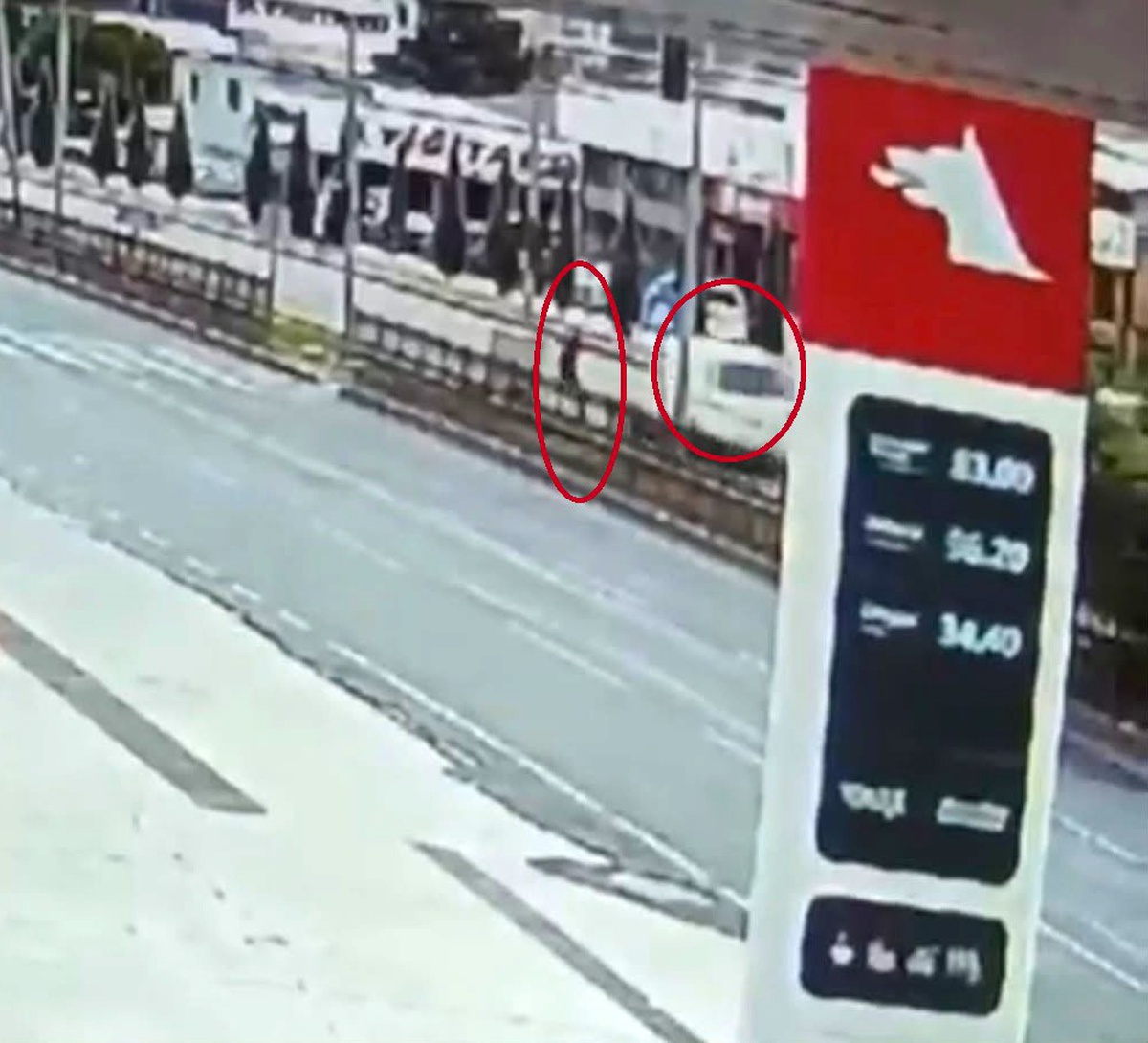 Diyarbakır'da yaya geçidinde son anda geri çekilme anı güvenlik kamerasına yansıdı