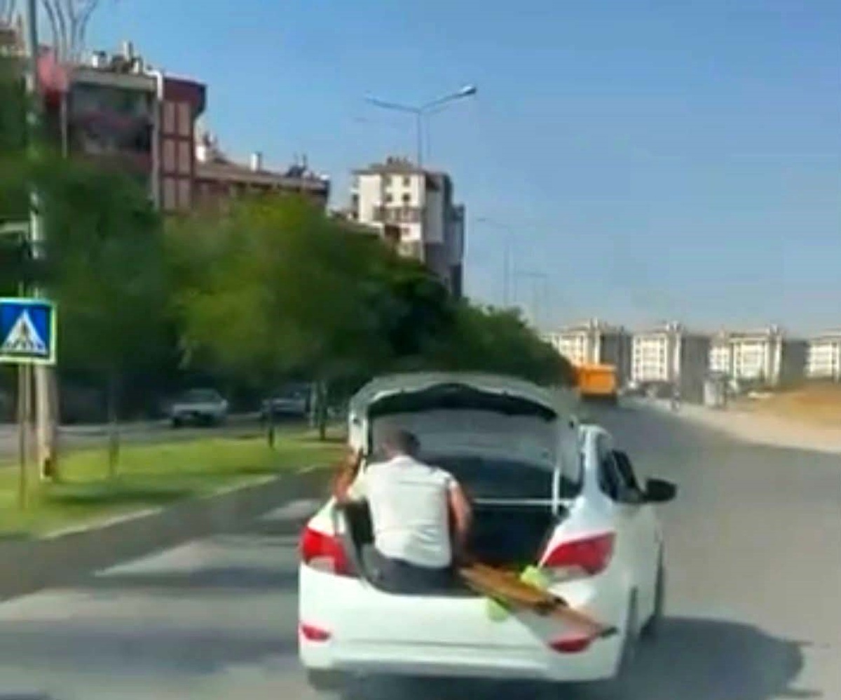 Diyarbakır Yenişehir'de çocuk bagaj kapısında, kişi malzemeyle bagajda görüntülendi