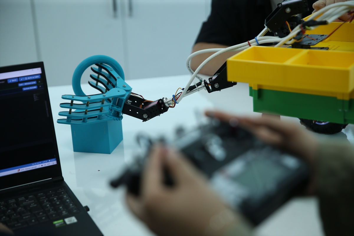 Dörtyol'da 5 lise öğrencisi yerli robotla TEKNOFEST'te birincilik hedefliyor