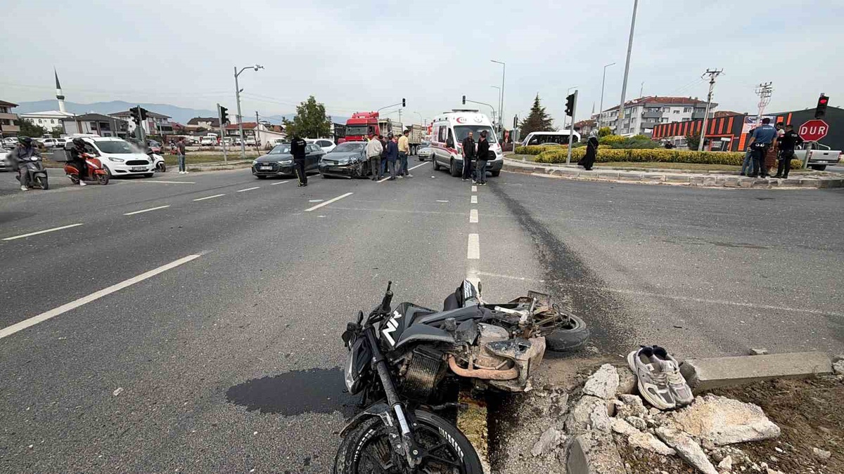 Düzce'de motosikletle otomobil çarpıştı, 2'si ağır 3 kişi yaralandı