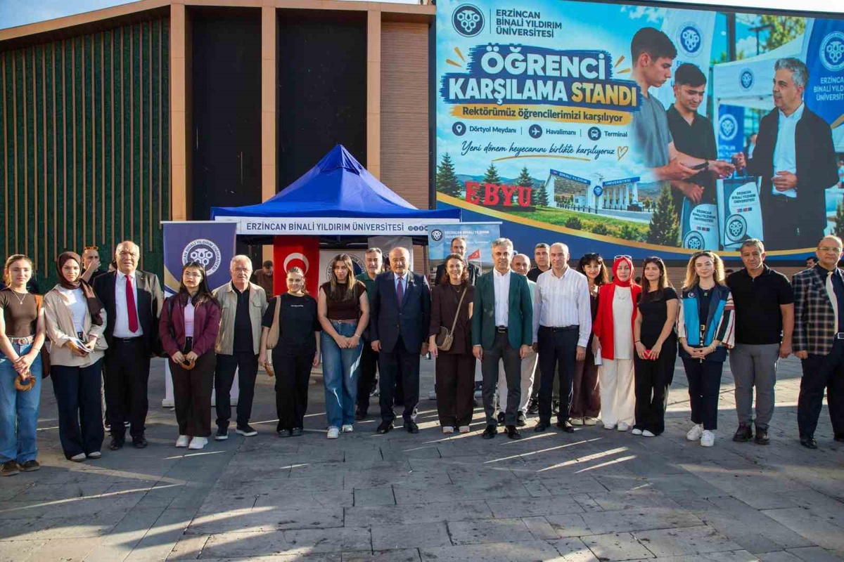 EBYÜ Rektörü Kuyrukluyıldız, öğrenci karşılama stantlarını ziyaret etti