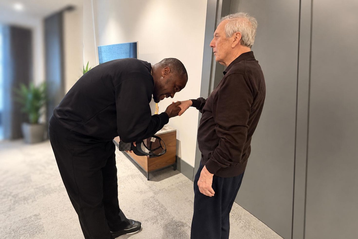 Emenike'den Aziz Yıldırım'a vefa ziyareti! Elini öpüp 'Aziz Baba' dedi