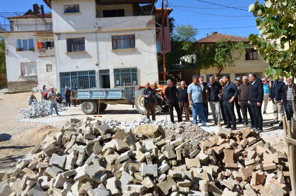Emet Kaymakamı Başkapan, Eseler’de süren üst yapı çalışmalarını yerinde inceledi