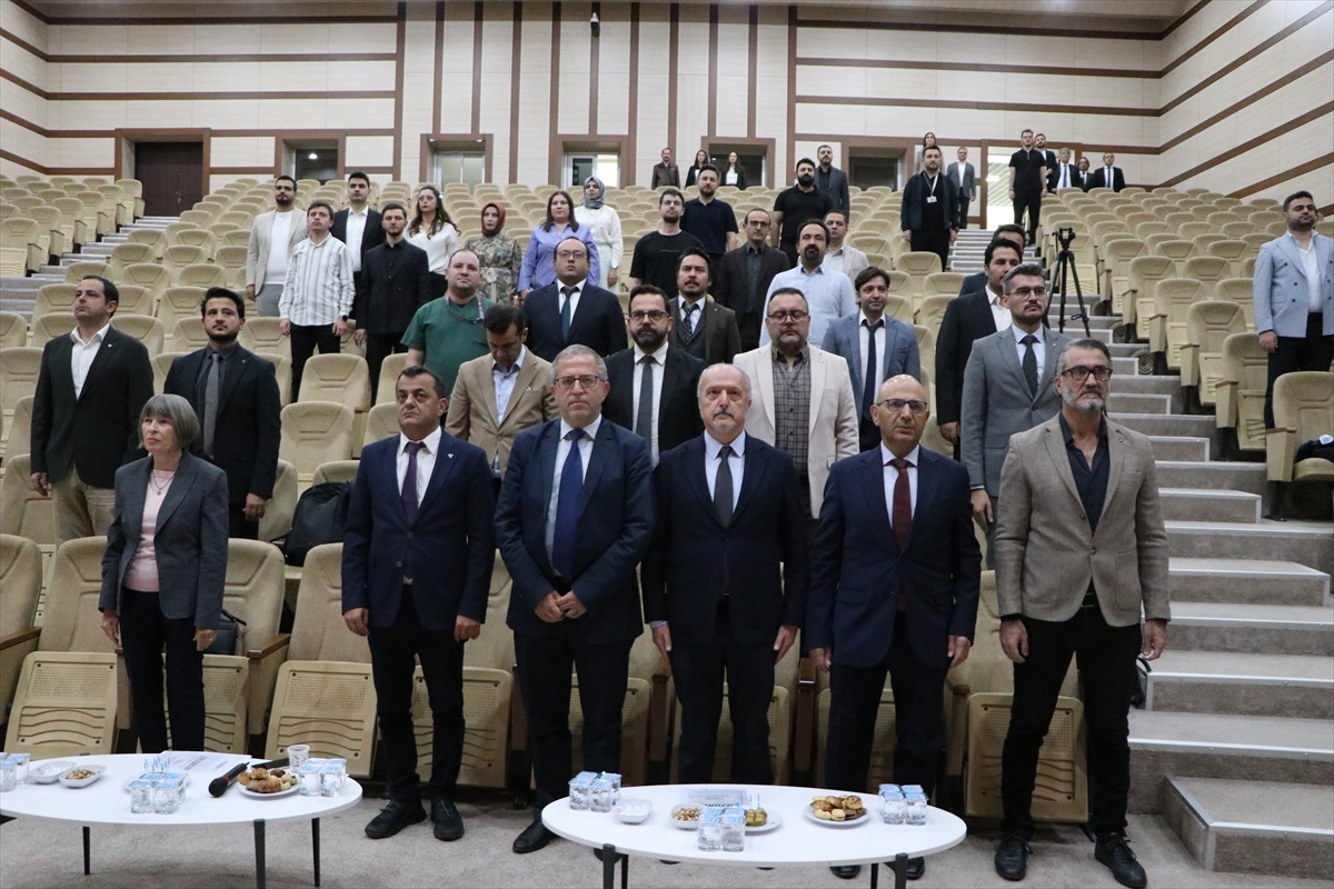 Erzurum'da kalp ve damar cerrahları kardiyologlarla ortak akıl için buluştu
