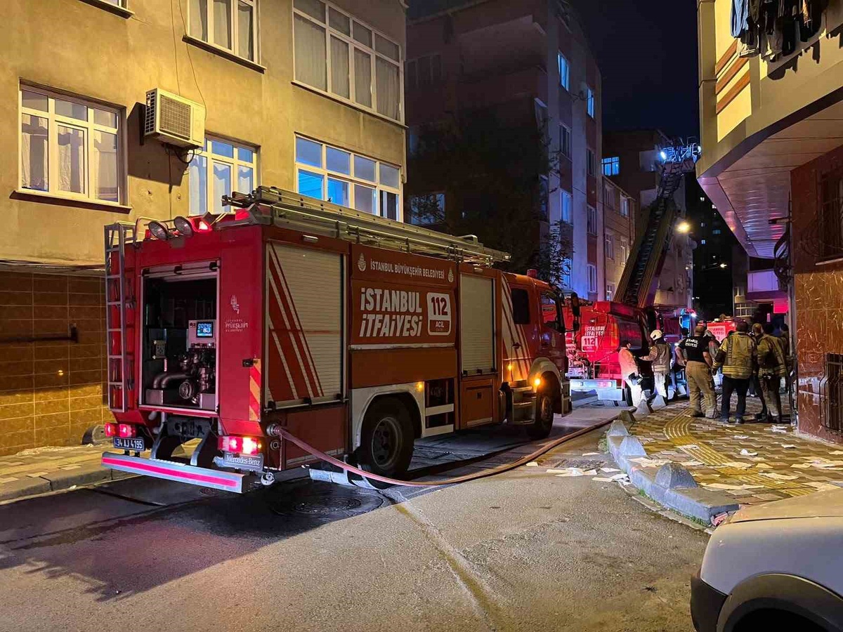 Esenler'de boşaltılan 4 katlı binanın çatısında çıkan yangın söndürüldü