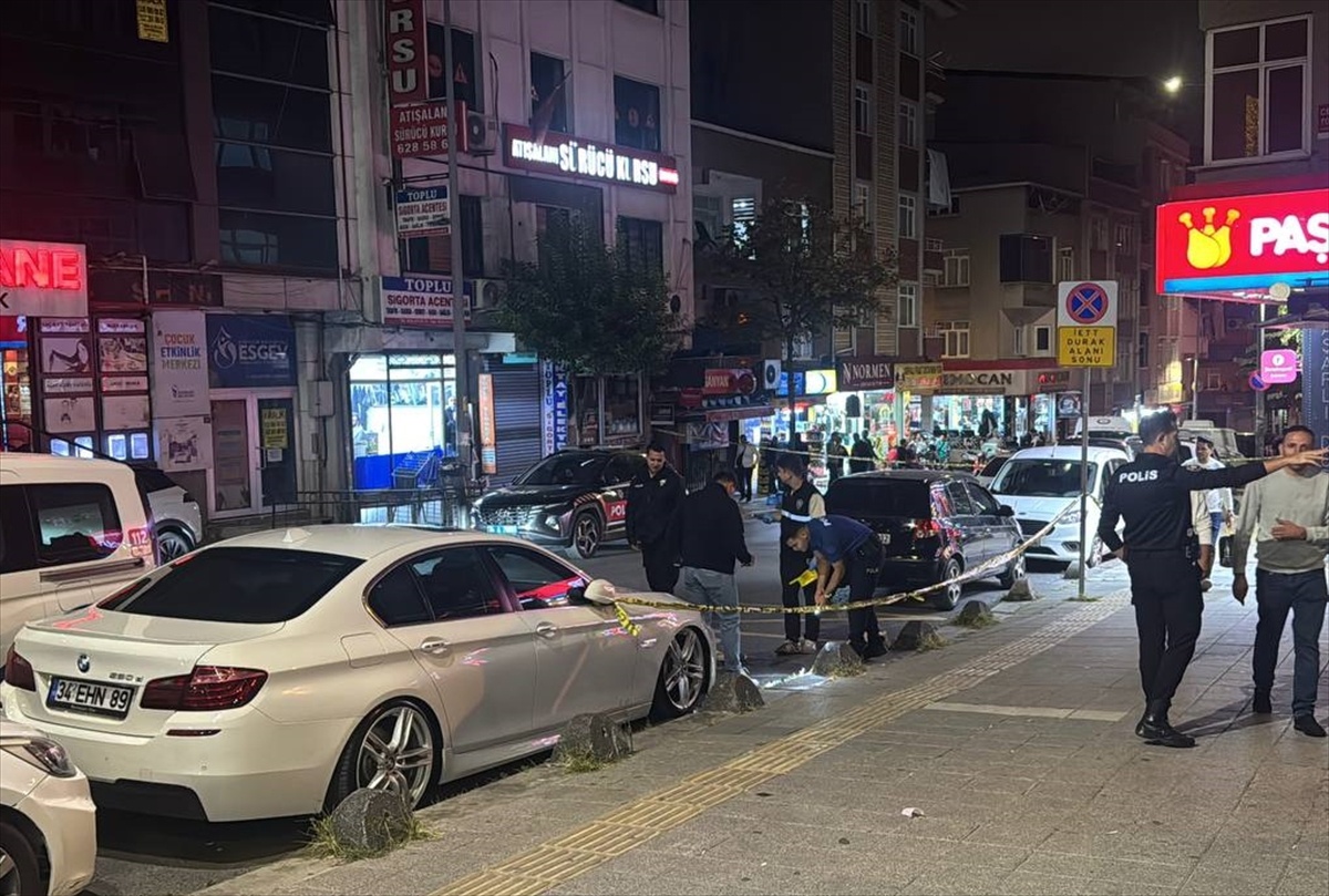 Esenler'de polise bıçakla yaklaşan şüpheli silahla yaralandı, bekçi hafif yaralandı