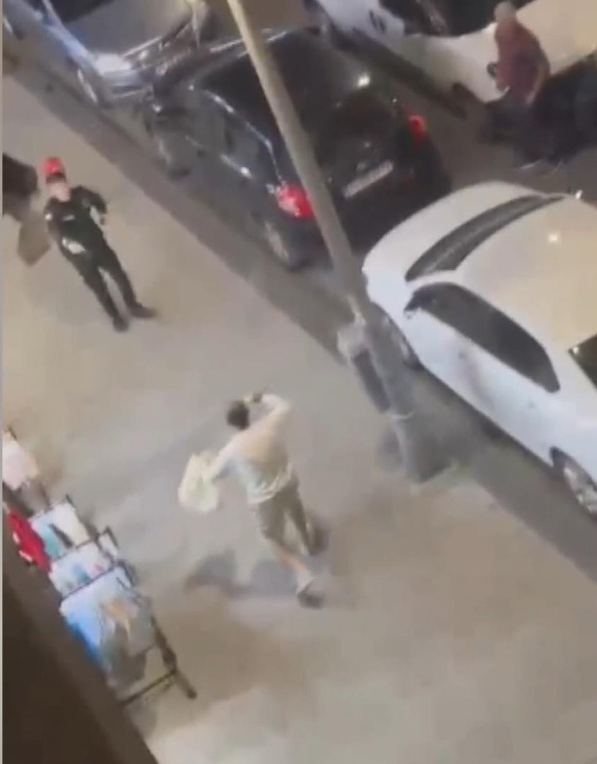 Esenler'de elinde bıçakla polise yürüdü! 'Dur' ihtarına uymayınca bacağından vuruldu