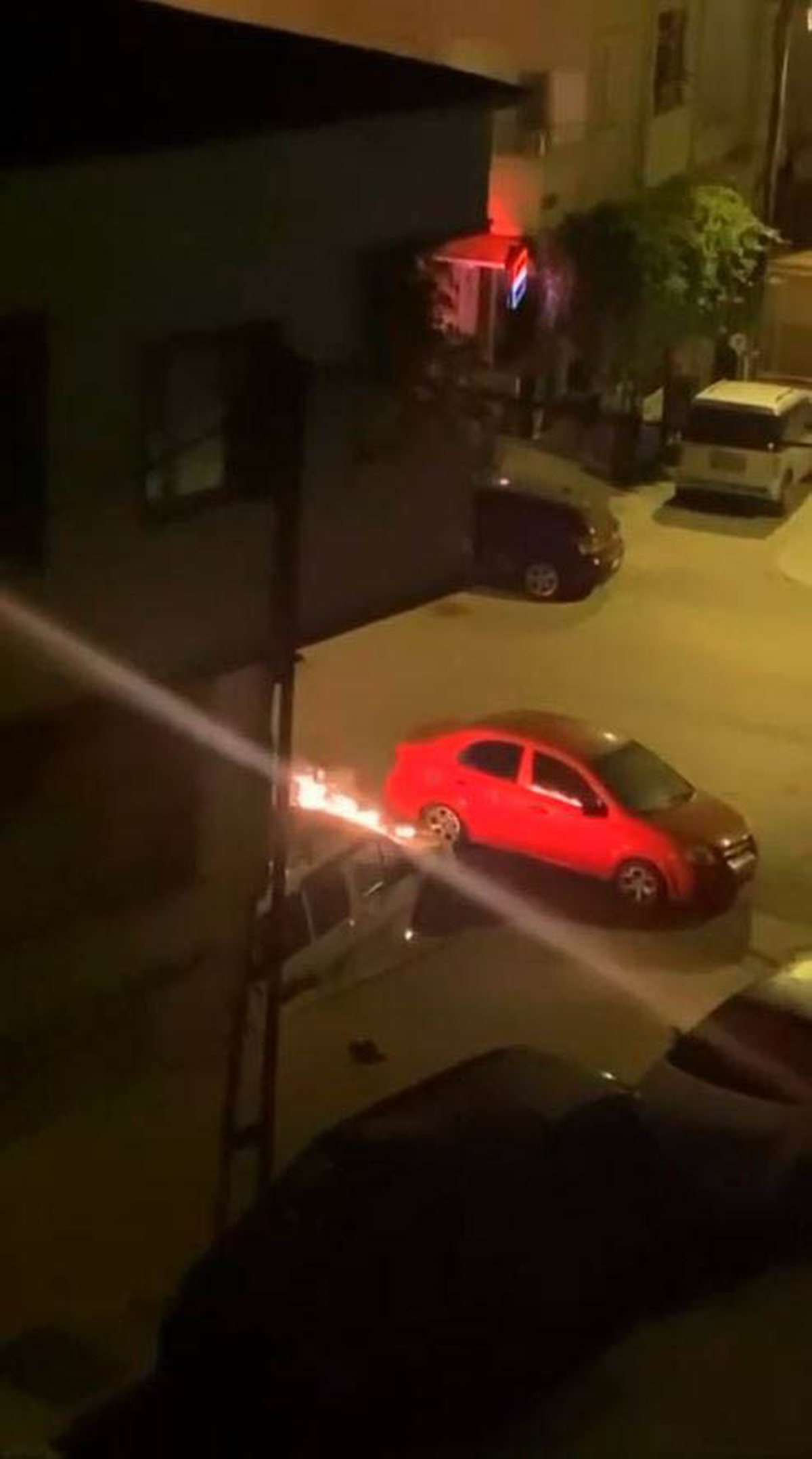 Esenyurt'ta oto galeri önündeki araç kundaklandı, 10 milyon TL haraç iddiası var