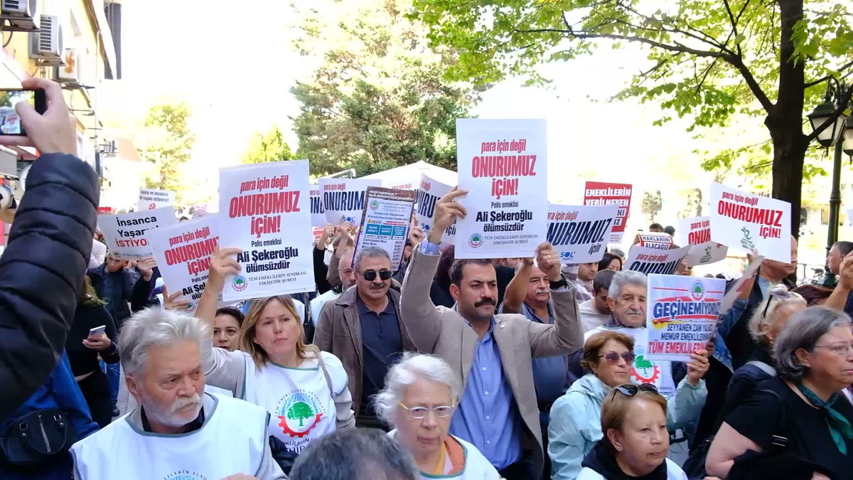 Eskişehir'de emekliler, AYM önünde yaşamını yitiren emekli polis için yürüdü