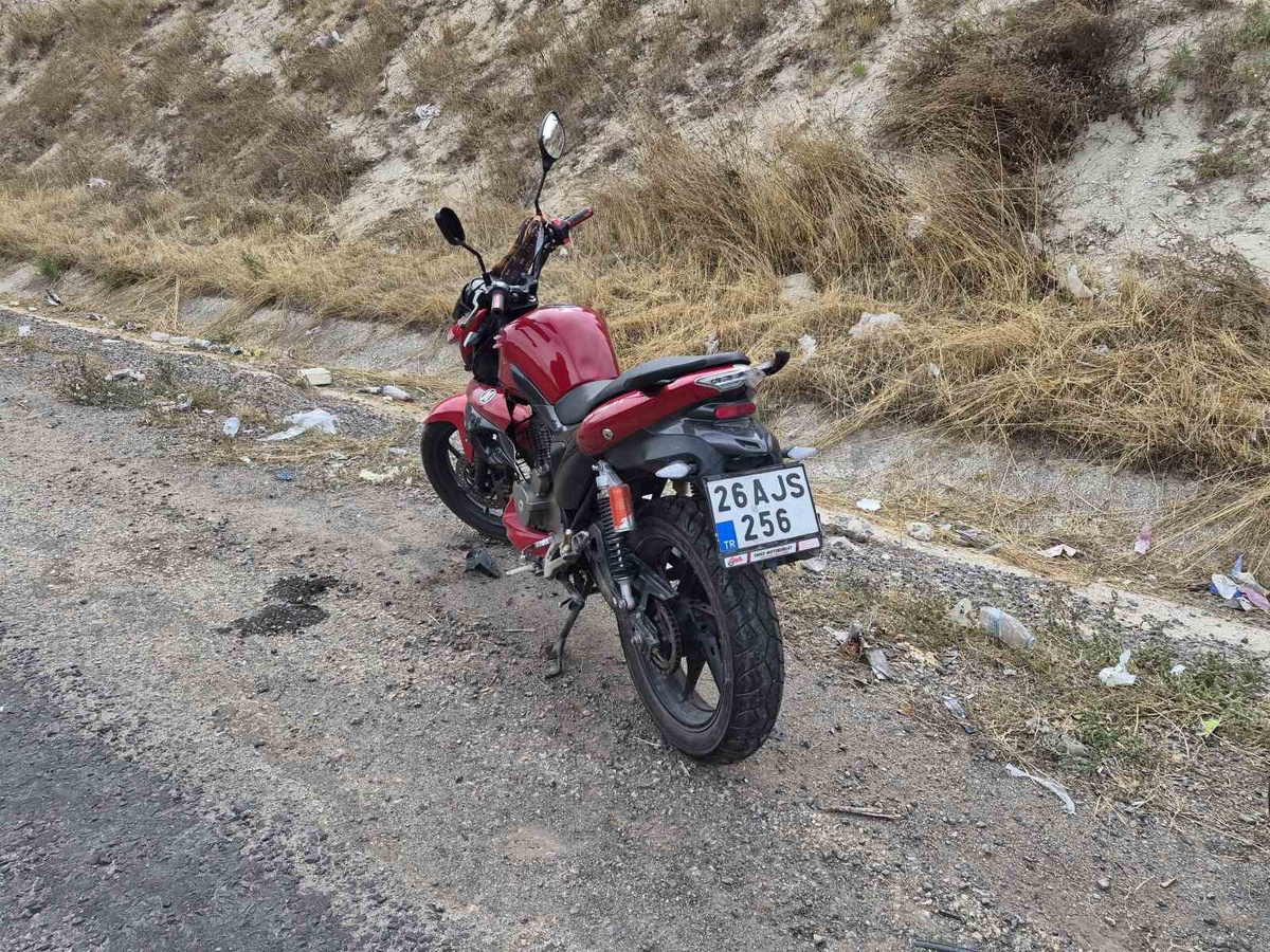 Eskişehir'de motosikletin tekeri kilitlenince sürücü düşüp hafif yaralandı