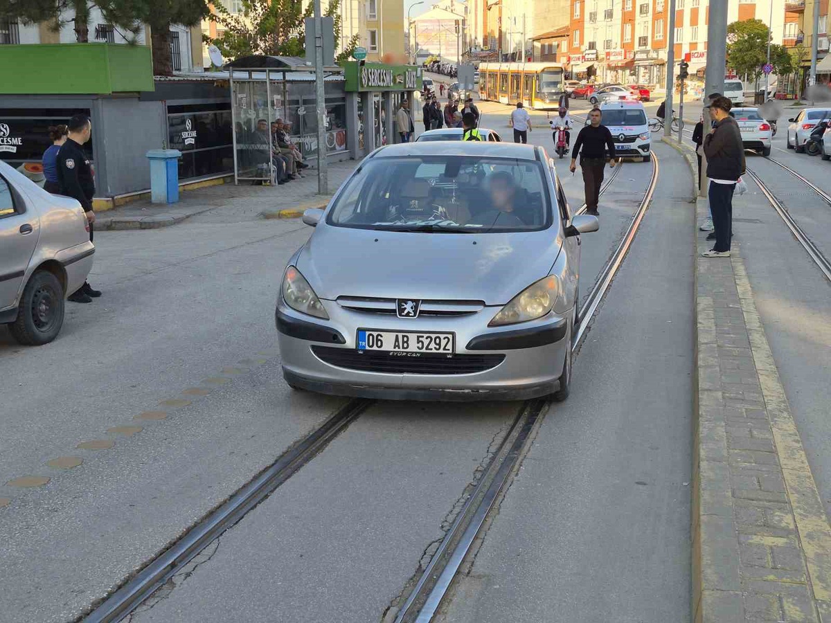 Eskişehir Odunpazarı'nda otomobilin çarptığı yaşlı kadın hastaneye kaldırıldı