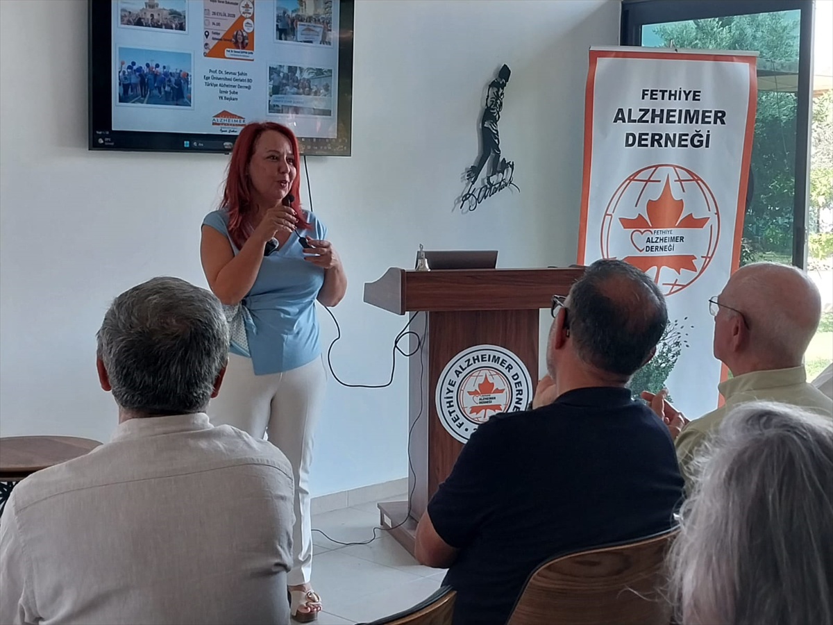 Fethiye'de Alzheimer seminerinde Prof. Dr. Sevnaz Şahin hasta yakınlarına bilgi verdi