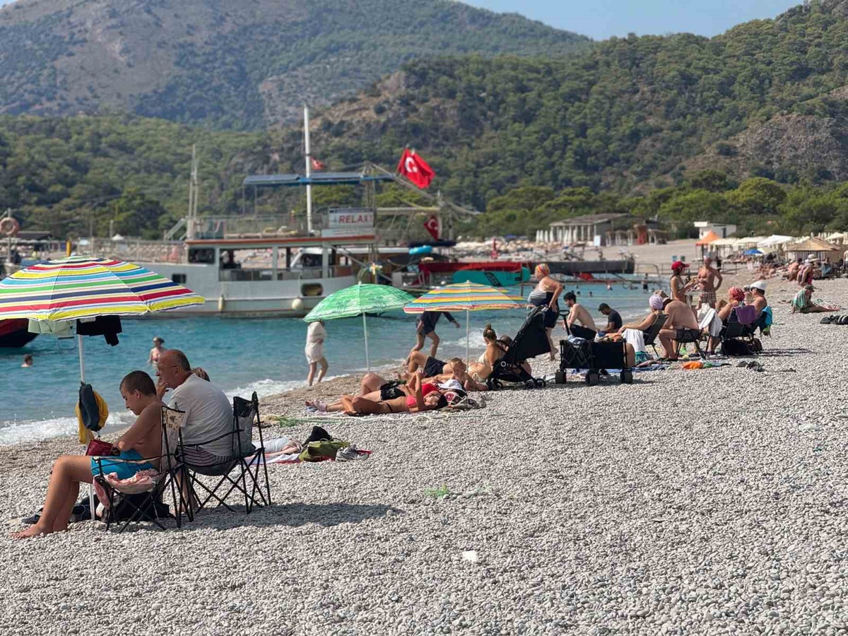 Eylül sonunda Fethiye'de deniz suyu 28 derece! Ölüdeniz sahilleri tatilcilerle doldu