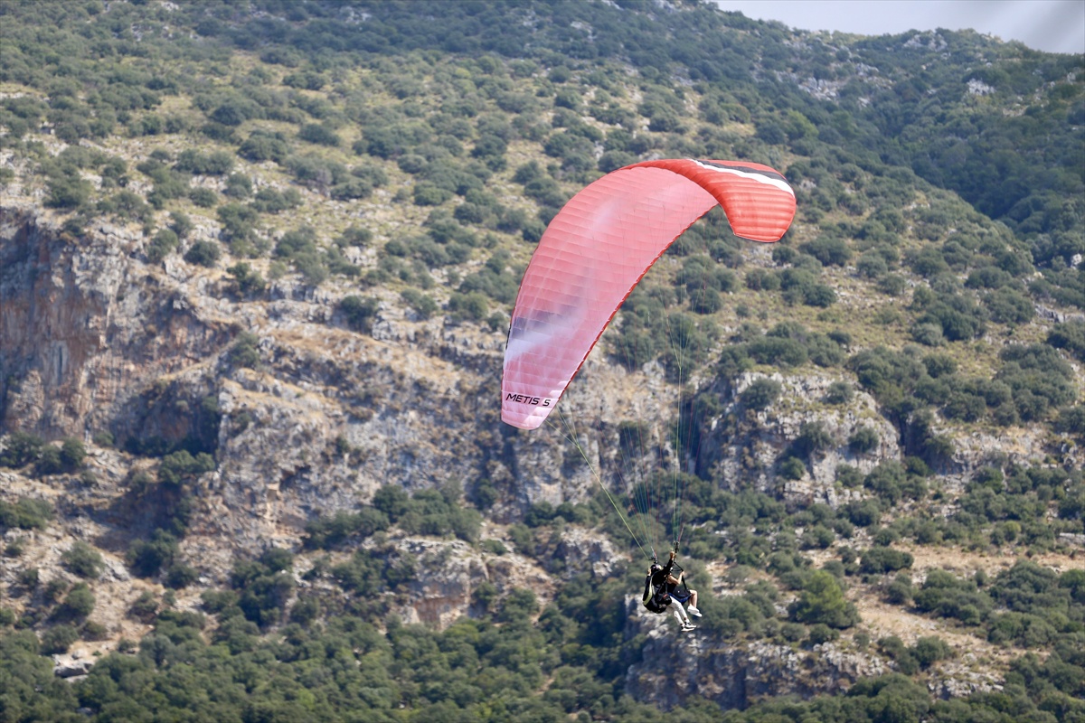 Fethiye'de sıcak hava ve 28 derece deniz suyu sıcaklığı sahillerde yoğunluğu artırdı
