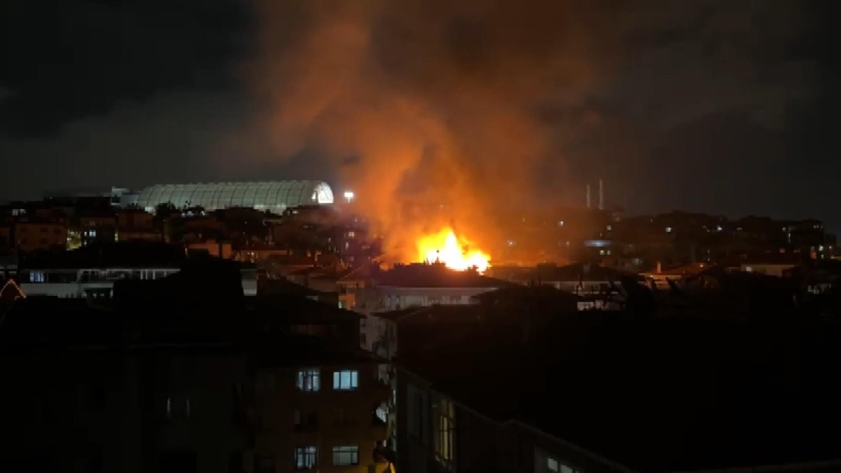 Güngören’de boşaltılan binanın çatısında yangın çıktı, itfaiye erleri zorlandı