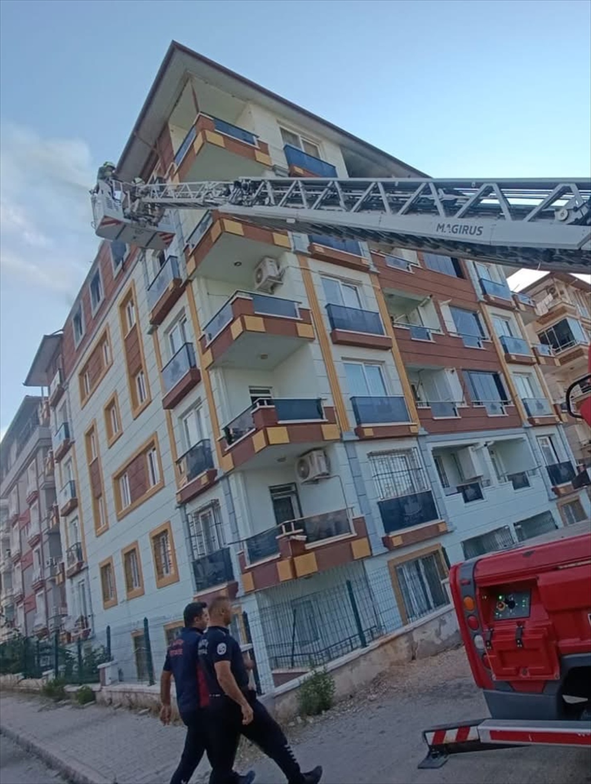 Hatay Antakya'da 5 katlı apartmanın son katındaki dairede yangın söndürüldü