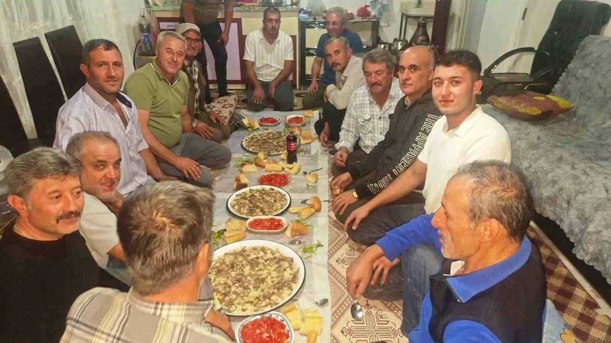 Hisarcık'ta avcılar yeni av sezonu öncesi tavşan etli tirit hazırladı