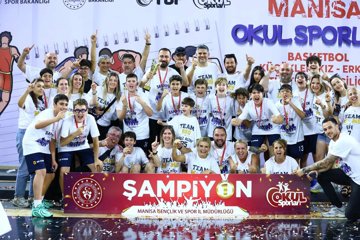 İzmir Karşıyaka'daki devlet okulu basketbol takımı namağlup Türkiye şampiyonu oldu