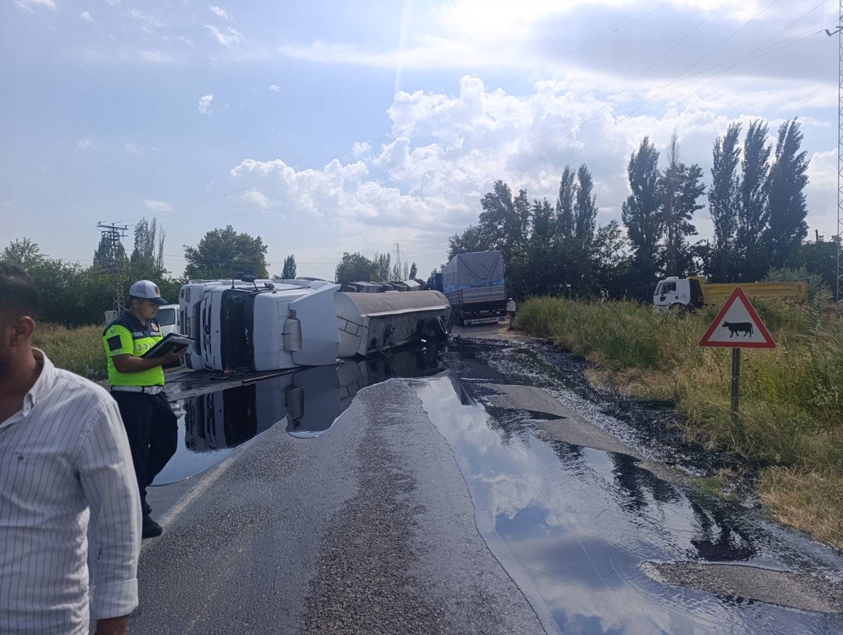 Kahramanmaraş Pazarcık'ta iki çekici çarpıştı, 2 kişi yaralandı