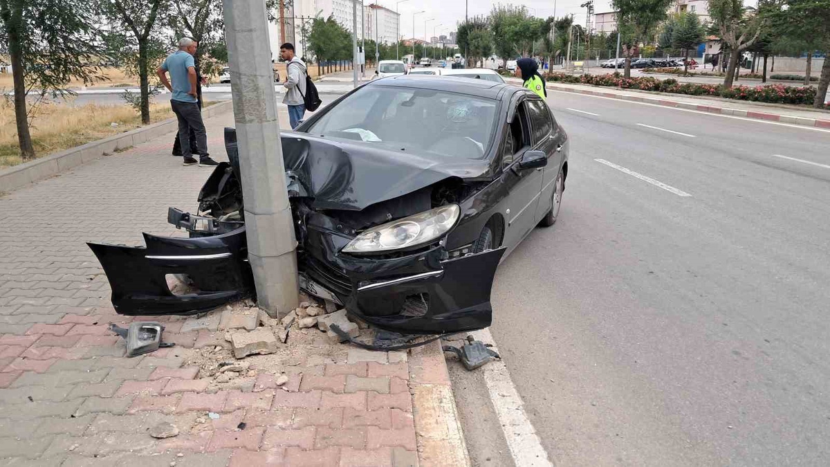 Karaman'da otomobil kaldırımdaki aydınlatma direğine çarptı, yaralanan olmadı