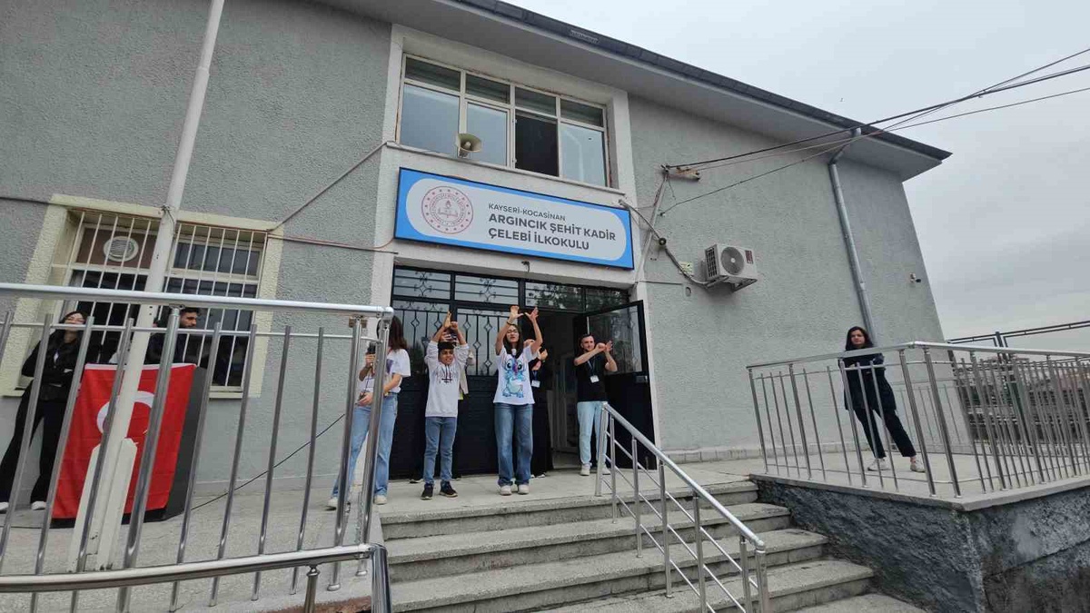 Kayseri’de üniversiteliler ilkokullarda hijyen eğitimi verip çocukları eğlendiriyor
