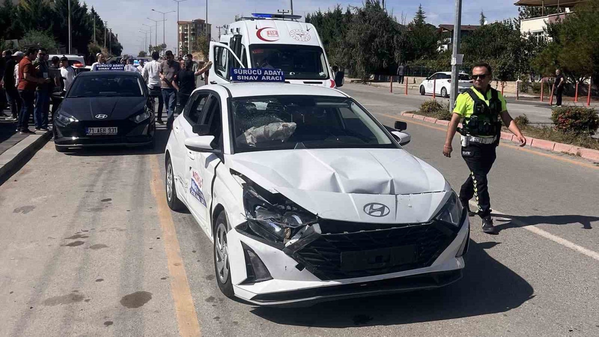 Kırıkkale'de ehliyetsiz 14 yaşındaki sürücü sınav aracıyla çarpıştı, 4 kişi yaralandı