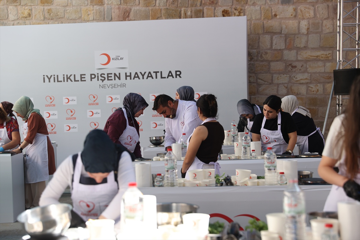 Kızılay Nevşehir'de 20 depremzede kadına aşçılık eğitimi verdi
