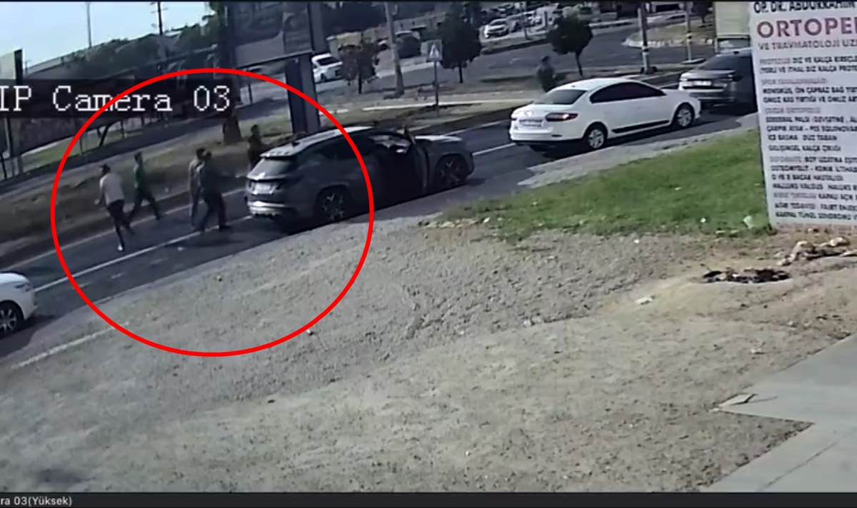 Kızıltepe'de kamyonetin kasasından yola dökülen sebze ve meyveleri sürücüler topladı