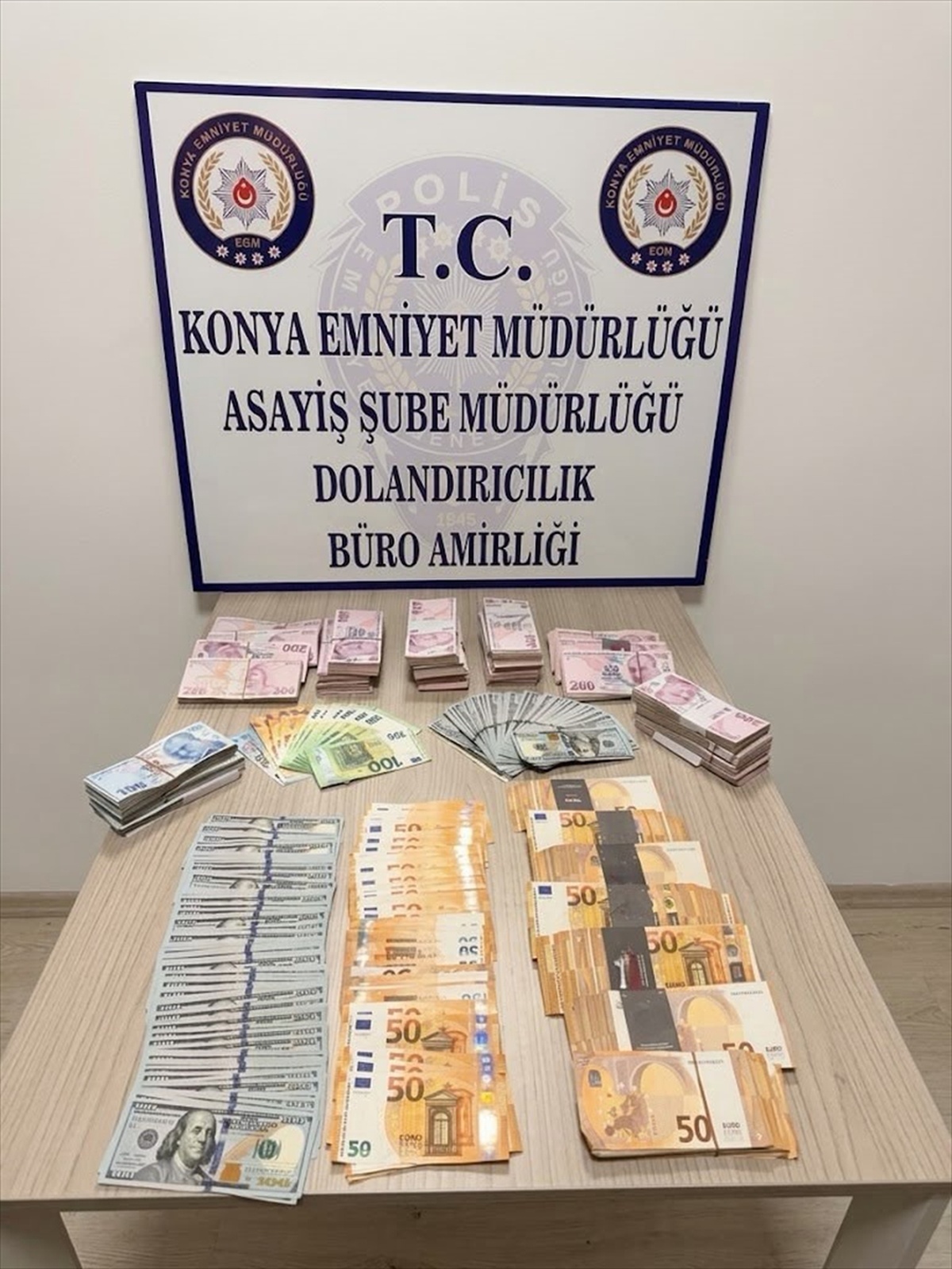 Konya'da kendilerini polis ve savcı olarak tanıtan 2 şüpheli tutuklandı