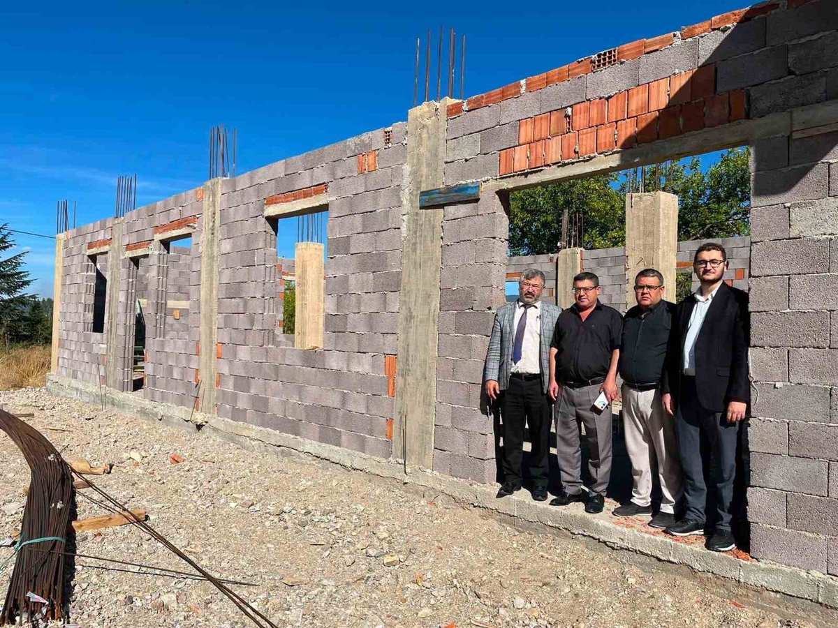 Kütahya Hisarcık’ta İlçe Müftüsü Demirci, yapımı süren taziye evini inceledi