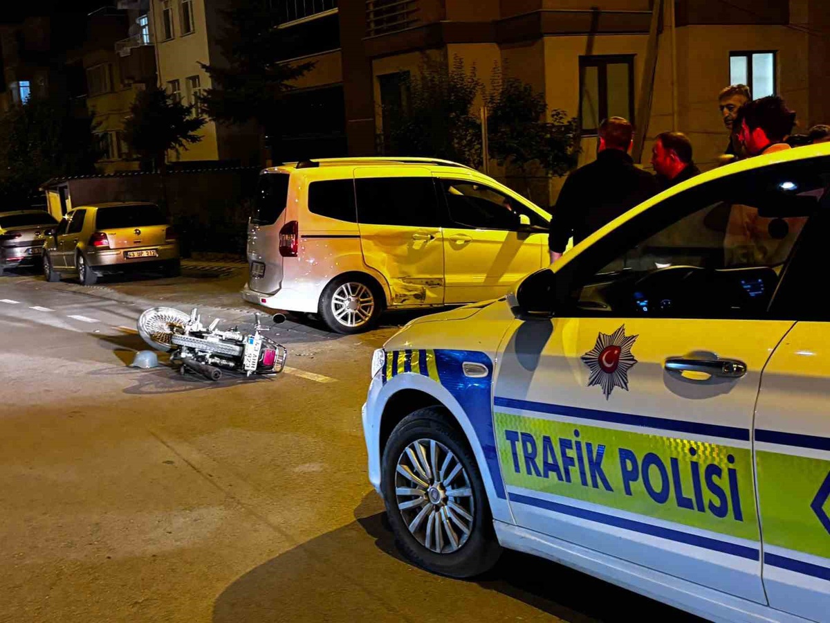 Kütahya Tavşanlı'da hafif ticari araç ile motosiklet çarpıştı, 1 kişi yaralandı