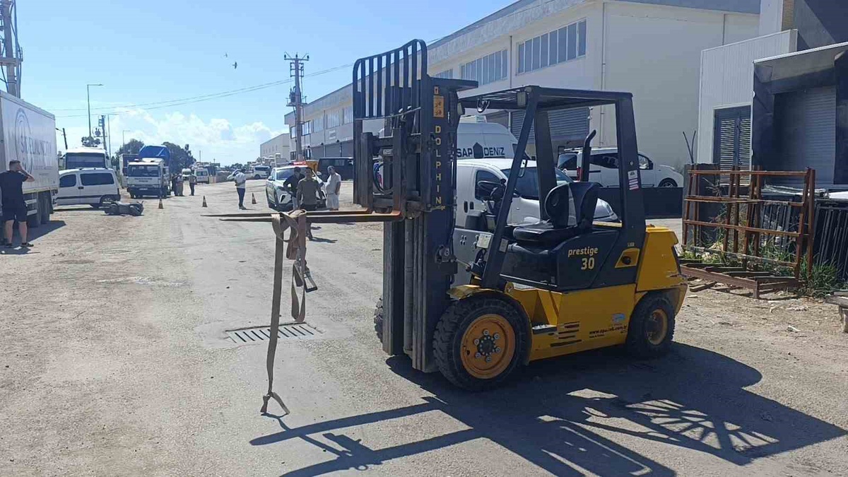 Manavgat'ta motosiklet sürücüsü forkliftin vinç demirine çarparak hayatını kaybetti