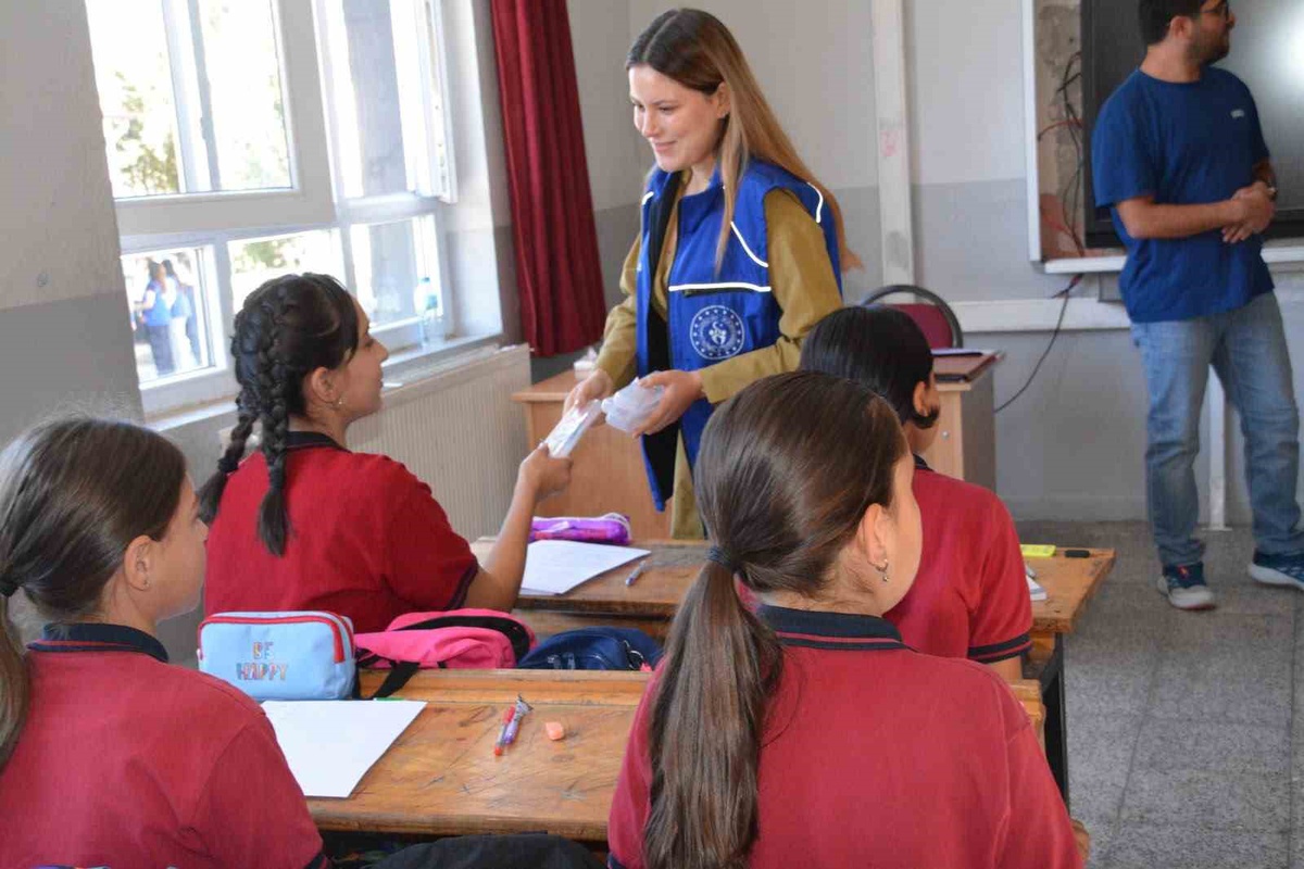 Minik öğrencilerin yeni eğitim yılı sevincine ortak oldular