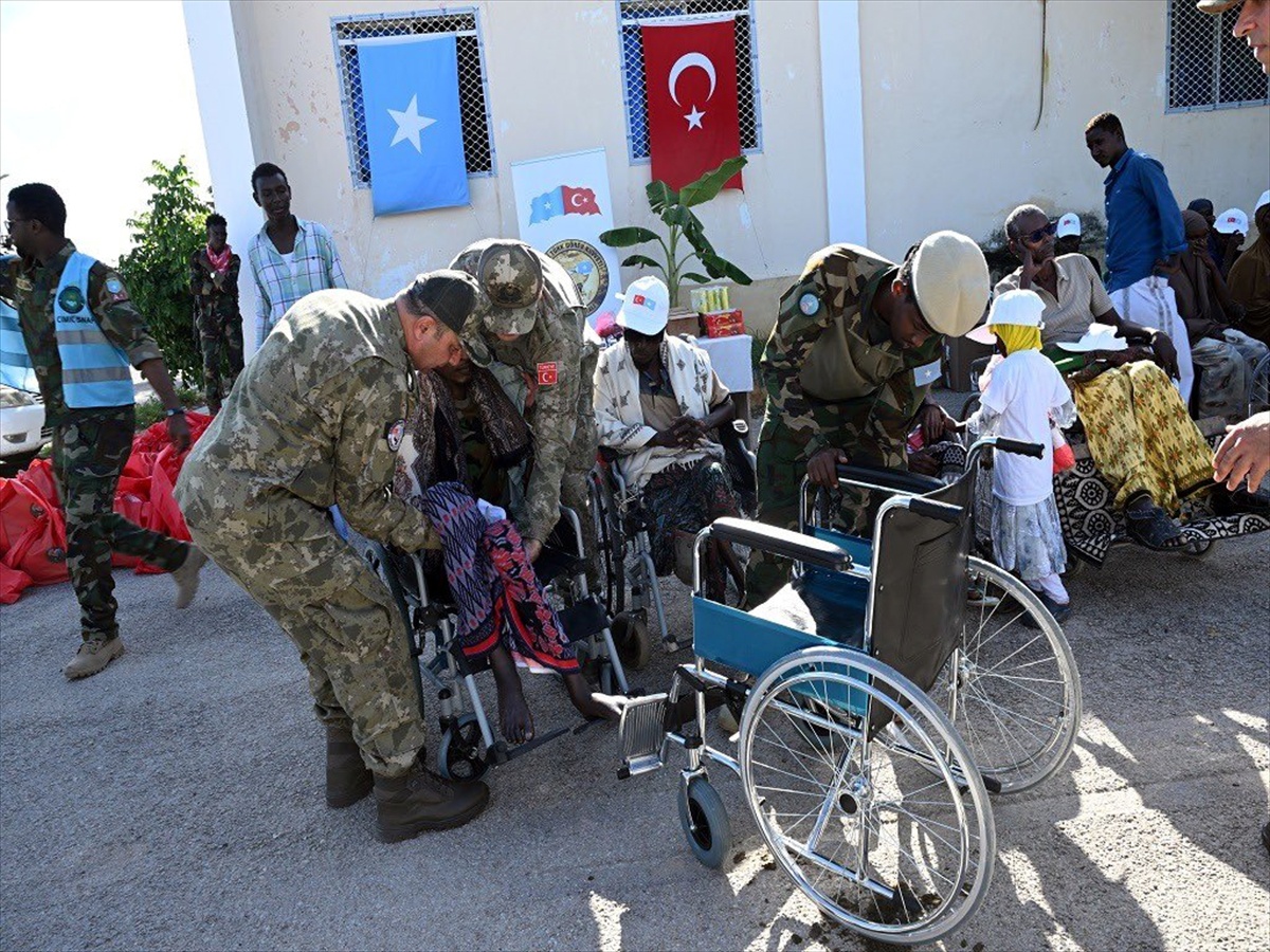 MSB, Gaziler Günü’nde Somali’de 40 tekerlekli sandalye dağıtıldığını bildirdi